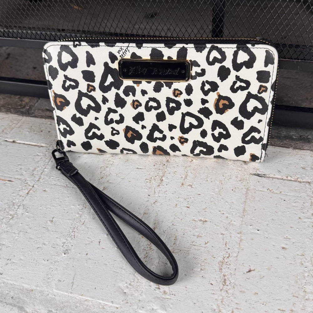 BETSEY JOHNSON Zip Around Long Wallet Wristlet Hearts Animal Print Love‎
